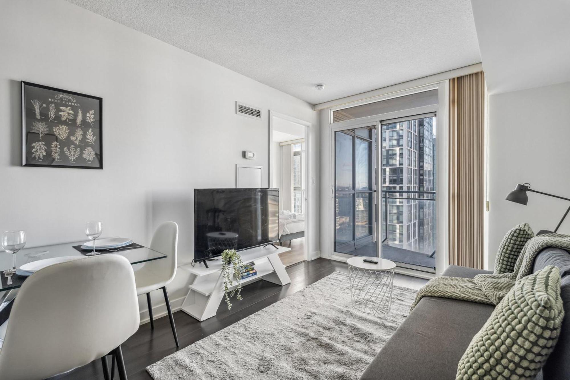 Elegant Condo, Views , Cityplace Downtown * Toronto